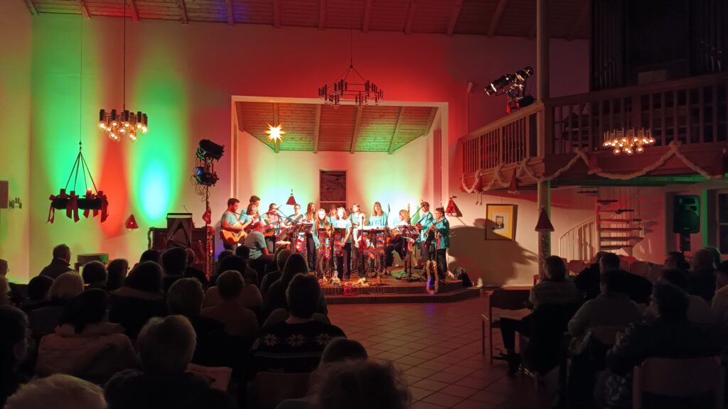 Adventssingen der Gitarrenjugend Loga am 7. Dezember 2024 in der Petruskirche Loga.