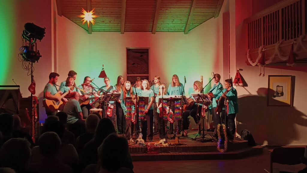 Adventssingen der Gitarrenjugend Loga am 7. Dezember 2024 in der Petruskirche Loga.