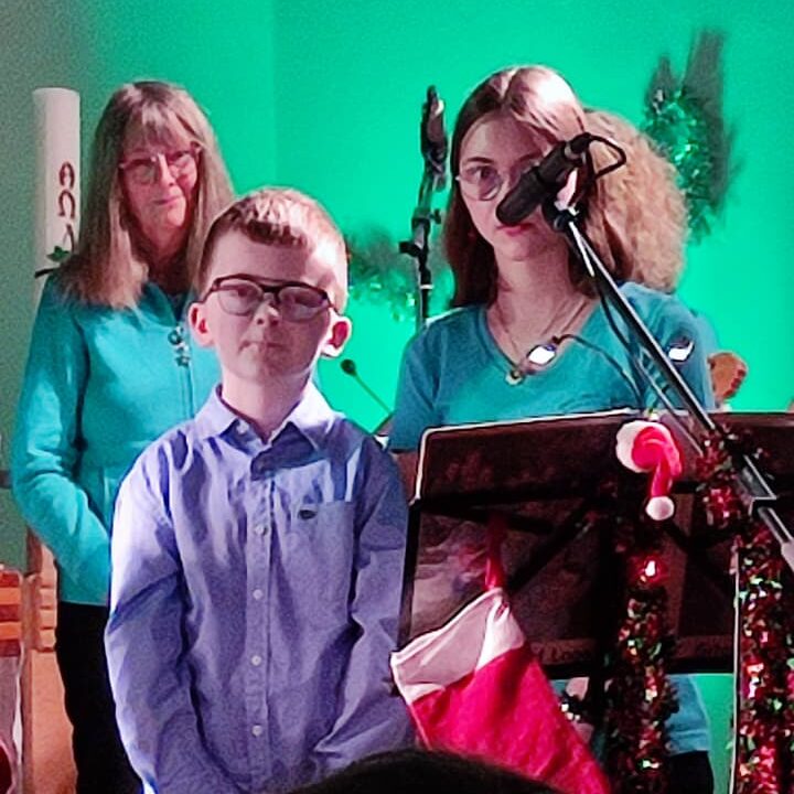 Wencke und Mateo beim Adventssingen 2025. Foto: Werner Kaltenbach